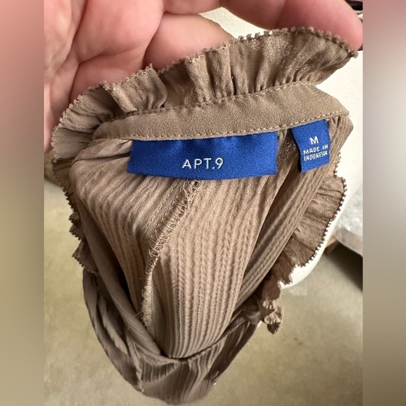 Apt 9 top GUC - Picture 4 of 5